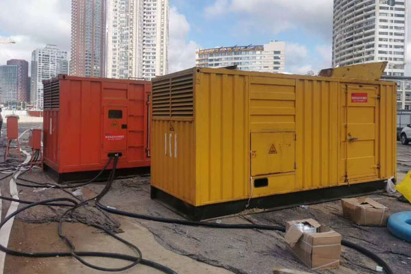 梁园压力测试时，发电机组的燃油系统需要达到多少压力？